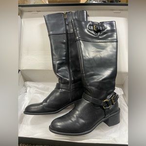 Black ladies boots. Only worn once